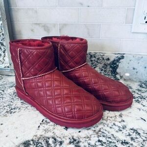 Women’s UGG boots Berry Color 8.5